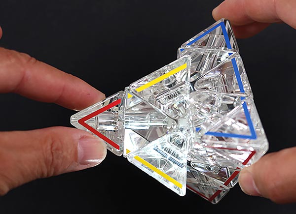 Pyraminx Crystal in handen
